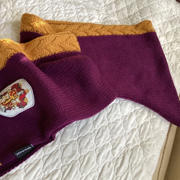 HARRY POTTER HOGWARTS GRYFFINDOR HOUSE HOODED SCARF IN BURGUNDY & MUSTARD - Picture 1 of 11